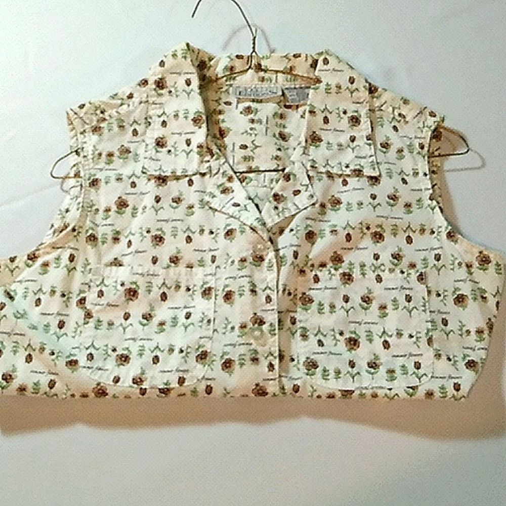 Basic additions medium cotton polyester short sleeve button up blouse.